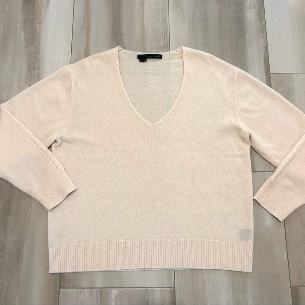 360 Cashmere Woman’s V-neck Cream Sweater Size Medium Quiet Luxury Classic Lux
